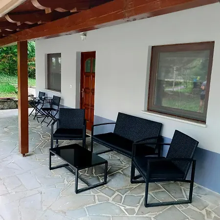 Britof Forest House In Chestnut Valley *