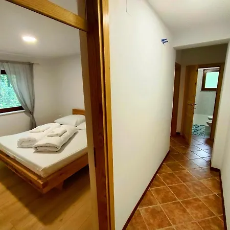 Britof Forest House In Chestnut Valley *