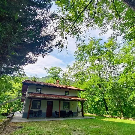 Britof Forest House In Chestnut Valley