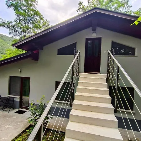 Britof Forest House In Chestnut Valley *