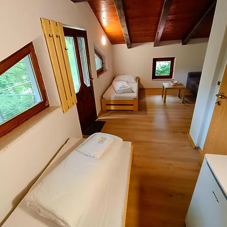Britof Forest House In Chestnut Valley